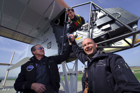 Balról jobbra: Andre Borschberg (Solar Impulse CEO), Markus Scherdel (tesztpilóta) és Bertrand Piccard (Fotó: Fabrice Coffrini)