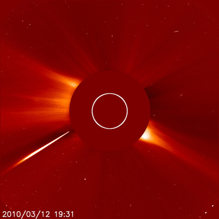 A SOHO LASCO C2 kamerájának 2010. március 12-én 19:31-kor készült képén látható a kamikaze üstökös teljes pompájában. A kamera látómezeje a Nap távolságában kb. 16,8x16,8  millió kilométer.