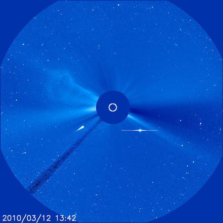 A SOHO LASCO C3 kamerájának egyik képe (2010. március 12, 13:42, látómezeje 45x45 millió kilométer), amelyen egy korona-beli szép, hurok alakú anyagkidobódás (az üstökös fölött balra) és a Merkúr bolygó is látható (jobbra a Nap alatt)