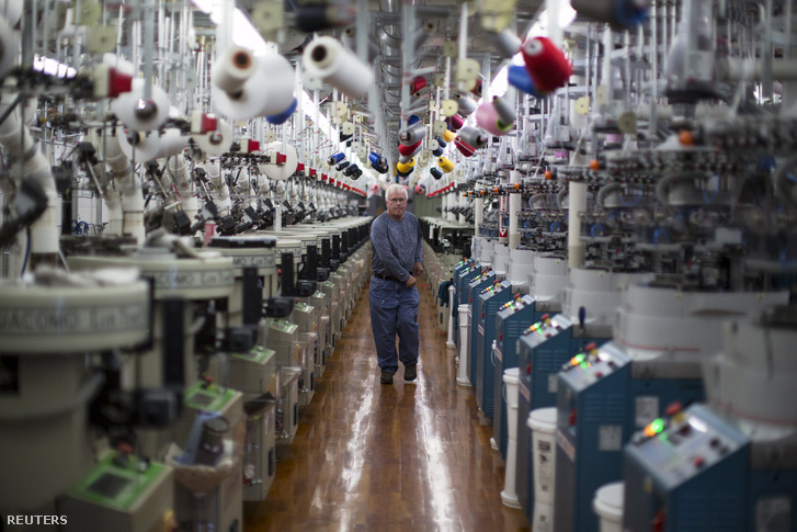 Felügyelő munkás egy automatizált alabamai textilgyárban.