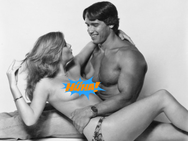 És most abba az évbe repüljünk vissza, amikor Schwarzenegger topless modellel pózolt!