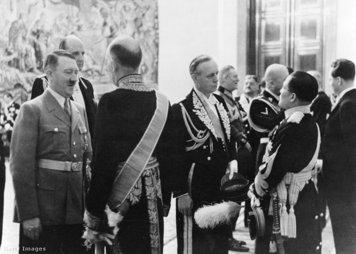 1939: Adolf Hitler, az új kancellár és von Ribbentrop fogadja Ósima Hirosi japán katonai attasét.