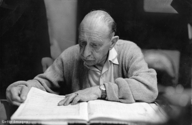 Igor Stravinsky 1958. december 8-án egy kottát tanulmányoz