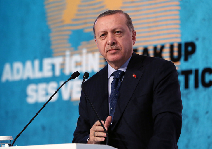Tayyip Erdogan beszél egy isztambuli konferencián, 2016. november 25-én.
