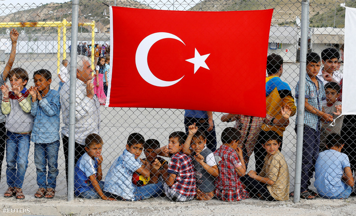 Menekültek várakoznak a Nizip melletti menekülttáborban a török-szír határ közelében