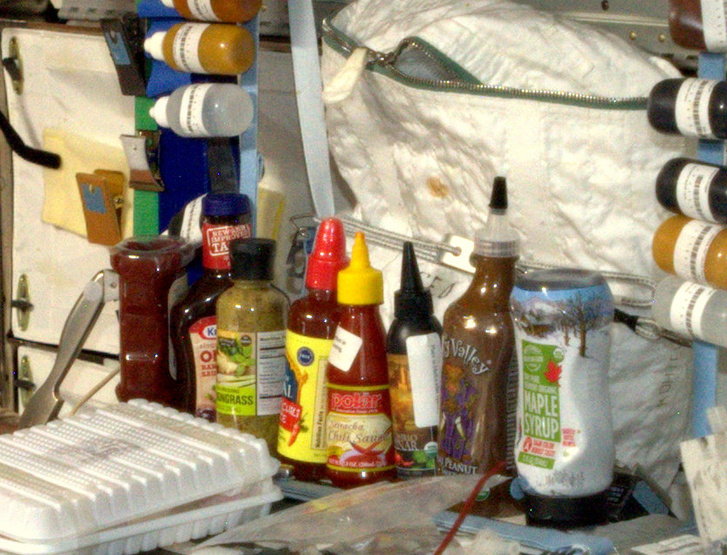 Kecsöp, BBQ-szósz, citromfűszósz, kétféle csiliszósz, balzsamecet (?), földimogyoró-szirup, juharszirup