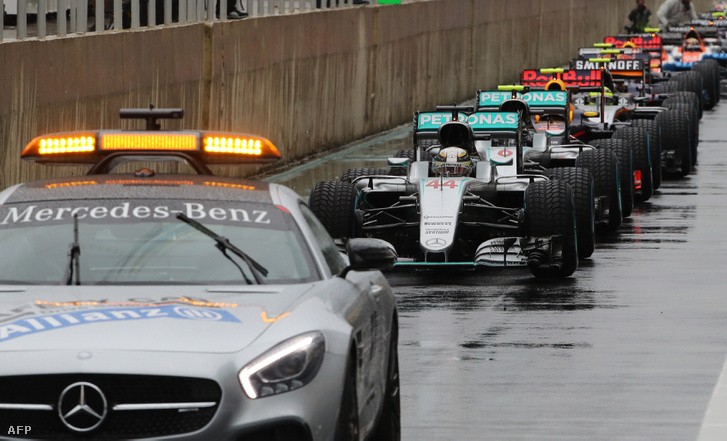 Lewis Hamilton autójával a biztonsági autó mögött a Brazil Nagydíjon, 2016. november 13-án.