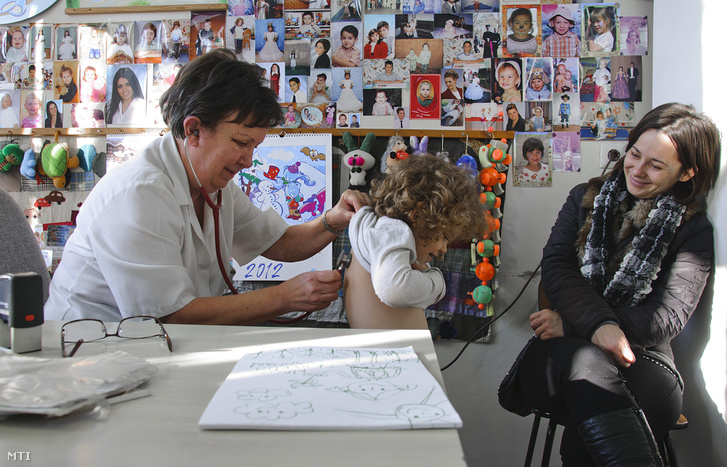 Baczai Tünde (j) mosolyog kislányára Baczai Pannára (k) akit Mitrán Mónika (b) berettyóújfalui házi gyermekorvos vizsgál rendelőjében. A háziorvos is elnyerte Az év praxisa a Kárpát-medencében díjat amelyet az Országos Alapellátási Intézet hirdetett meg 2011 elején. A díjakat 2012. január 31-én adták át tíz határon túli és tíz magyarországi háziorvosnak.