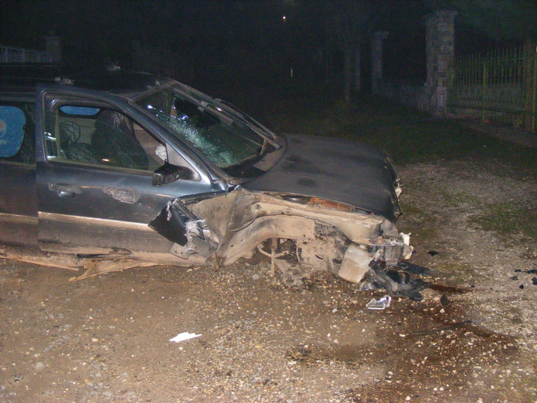 K. Zsolt autója pedig így nézett ki a baleset után. A férfi karcolásokkal megúszta.