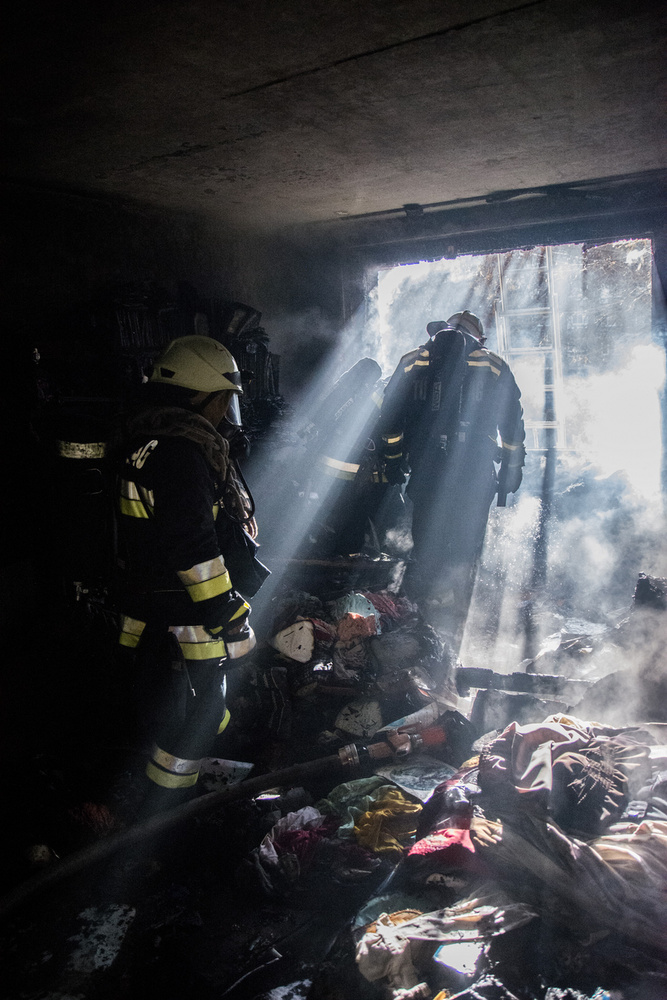 A tűz eloltása után nagy teljesítményű ventilátorral átszellőztették a lépcsőházat is.