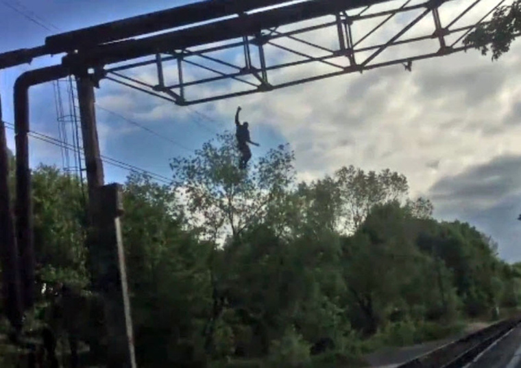 Egy orosz fiú egy kilenc méter magas vasúti állványra mászott fel, majd fél kézzel csimpaszkodva vette elő mobilját a zsebéből, hogy megörökítse magát az utókornak