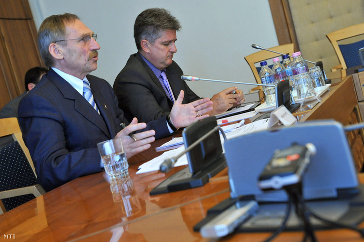 Pintér Sándor és Tasnádi László az Országgyűlés nemzetbiztonsági bizottságának ülésén 2012-ben