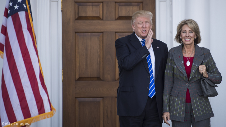 Trump és Betsy DeVos