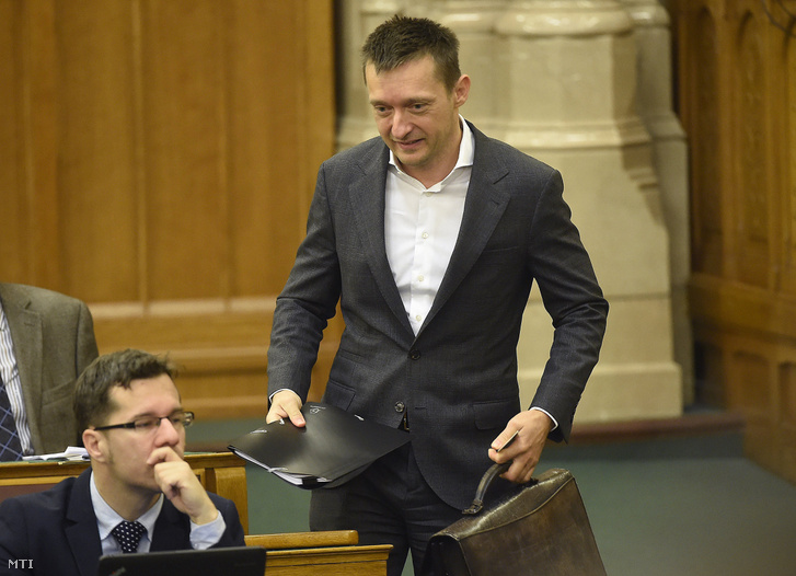 Rogán Antal az alaptörvény hetedik módosításáról szóló szavazás előtt 2016. november 8-án.