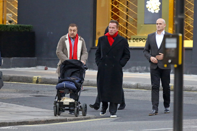 Arnold Schwarzenegger színész, testépítő, politikus a héten Londonban járt, barátaival próbált egy új divatot meghonosítani: a piros sálat.