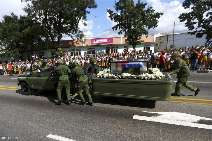 Katonák tolják a Castro hamvait szállító terepjárót, ami lerobbant az országos körút egyik állomásán.
