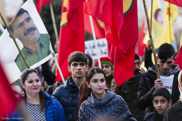 Olaszországba menekült kurdok demonstrálnak a török hatóságok akciói ellen.