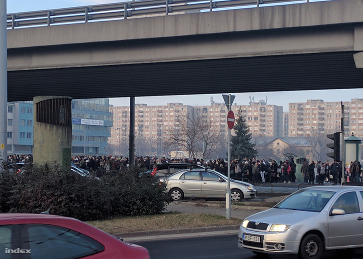 Hatalmas tömeg vár metrópótló buszra az Árpád híd pesti hídfőjénél