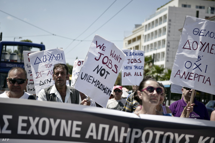 Egy csődbe ment athéni luxusszálloda alkalmazottai tüntetnek 2016. július 4-én