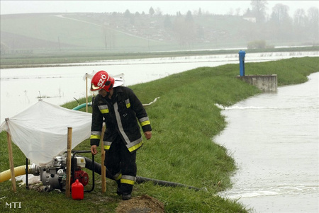 Szivattyúzás a Bódva folyó töltésén a Borsod-Abaúj-Zemplén megyei Szendrőn