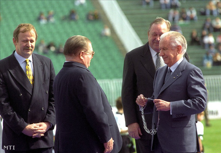 1997. Juan Antonio Samaranch Olimpiai Emlékérmet ad át a 70. születésnapját ünneplő Puskás Ferencneka Népstadionban