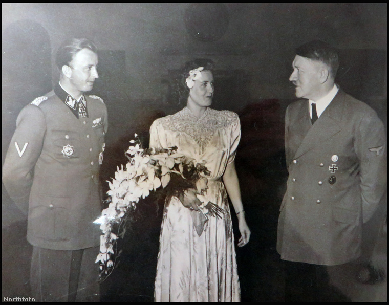 Eddig nem látott fényképek kerültek elő Hitlerről, amint leendő sógora esküvőjén ünnepel, 1944