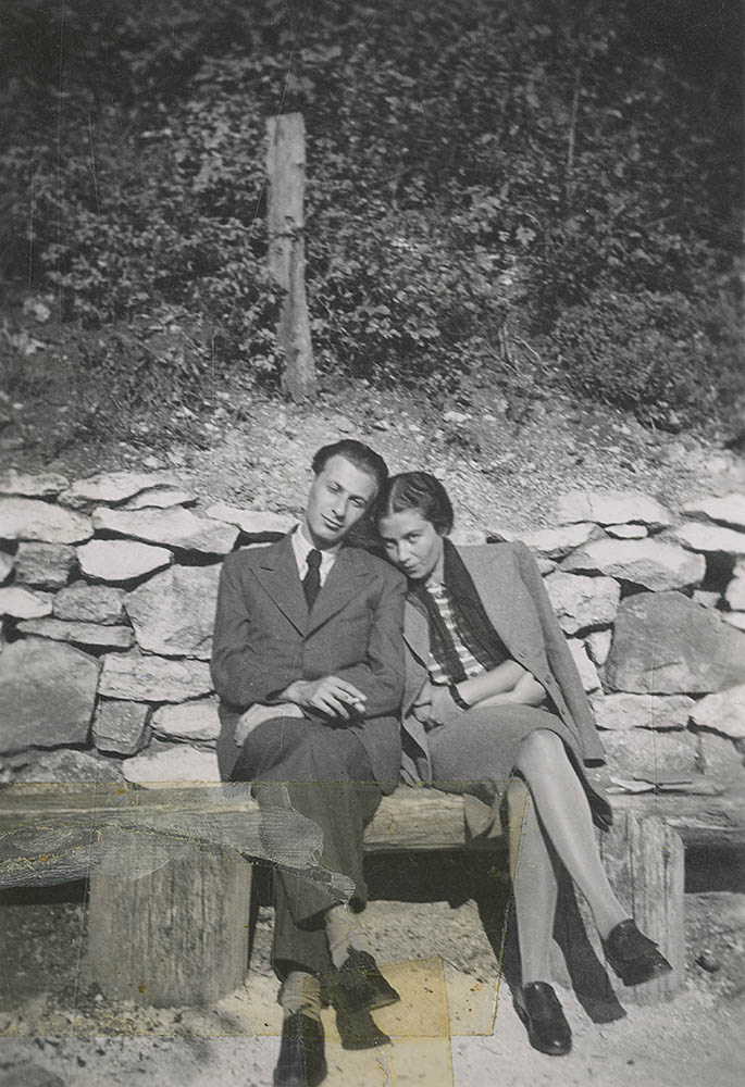 Radnóti Miklós és Gyarmati Fanni a Svábhegyen, az 1930-as évek második felében. A felvételt Gyarmati Fanni unokahúga, Milch Hermina (Hermi) készítette.