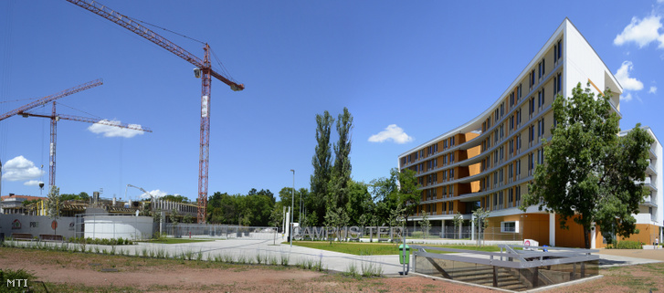 Épül a Nemzeti Közszolgálati Egyetem (NKE) új oktatási épülete a Ludovika Campus beruházás részeként kialakított Campus téren jobbra az intézmény már korábban elkészült kollégiuma látható az Orczy-kertben
