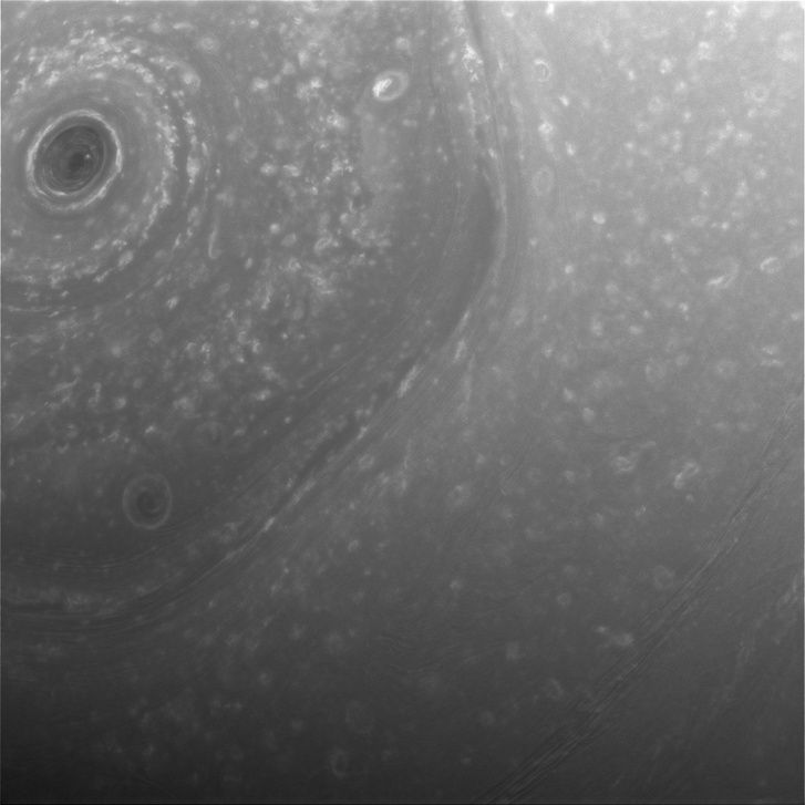 December 3-án készült fotó a Szaturnusz északi sarkáról. A képet 390 ezer kilométerről készítette a Cassini űrzsonda nagy látószögű kamerája