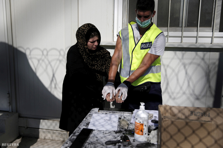 Ujjlenyomatot vesznek egy afgán menekülttől a Moria Menekülttáborban