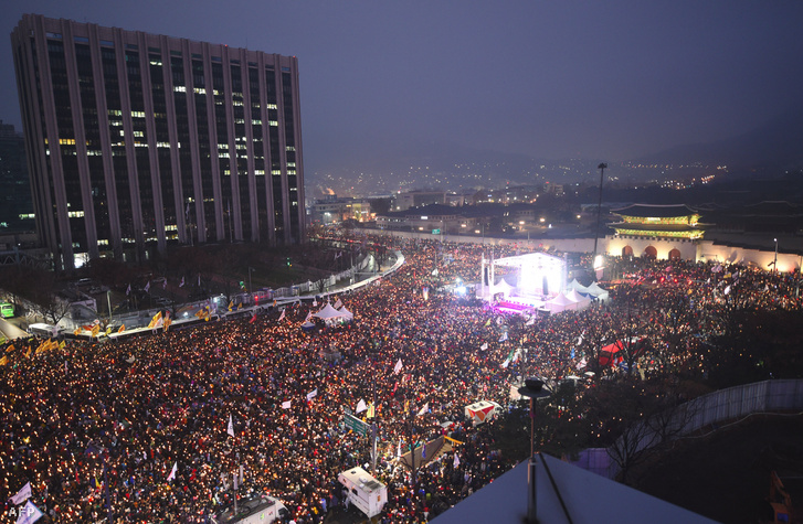 Tömegtüntetés az elnök lemondásáért Dél-Koreában