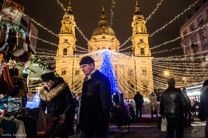 Vásárlók a Bazilika előtt felállított karácsonyi bódévárosban 2015. decemberében.