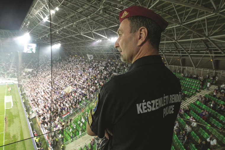 2016 májusában ismét Újpest–Fradi-kupadöntőt rendeztek 83 év után, a rendőrség jelentős erők felvonultatásával készült a derbire.
                        A képen Balogh János vezérőrnagy felügyeli a helyszínt, a ferencvárosi Groupama Arénát