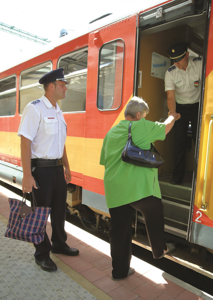 A zsaruk segítenek felszállni a vonatra egy idős, nehezen mozgó asszonynak, itt ez mindennapos történet