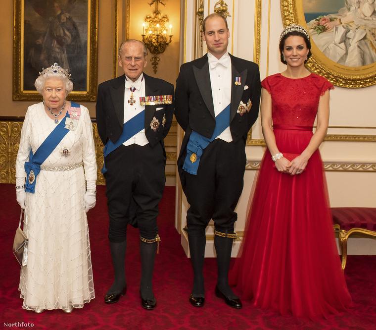 De a gyerekek otthon maradtak, amíg a szülők csütörtökön diplomatákkal töltötték az estét a Buckingham-palotában