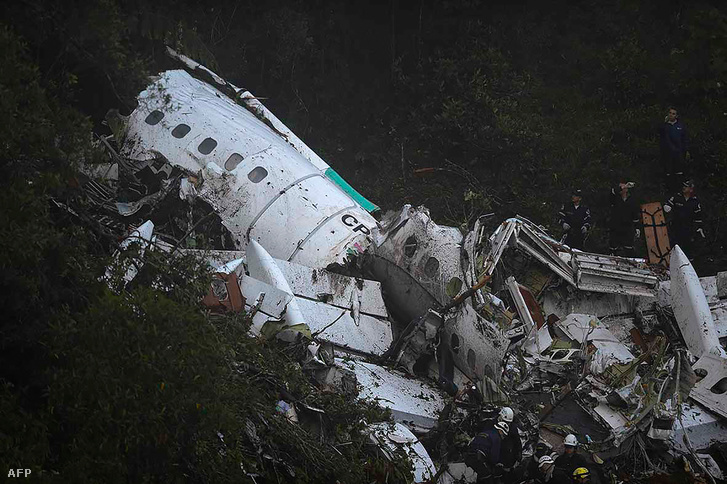 A lezuhant repülőgép roncsai a kolumbiai Medellín közelében 2016. november 29-én.