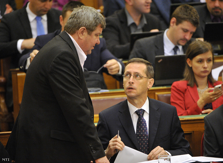 Varga Mihály és Tállai András Nemzetgazdasági Minisztérium parlamenti államtitkára az Országgyűlés plenáris ülésén