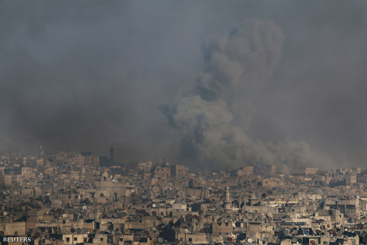 Füst száll fel Aleppo felkelők által ellenőrzött városrészéből 2016. december 9-én.