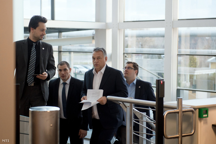 Orbán Viktor miniszterelnök érkezik a Magyar Rádió stúdiójába 2016. december 2-án. A miniszterelnök a 180 perc című műsorban értékelte az AB állásfoglalását.
