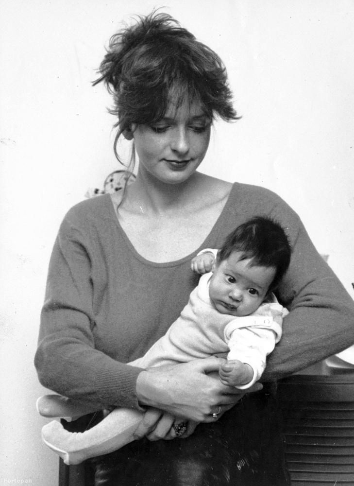 Hernádi Judit színésznő gyermekével, Tarján Zsófia Rebekával 1986-ban