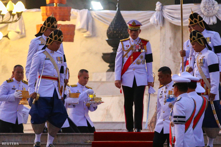 Thaiföld új királya Maha Vajiralongkorn Bodindradebayavarangkun a bankoki parlamentben, miután lerótta tiszteletét a VII. Ráma szobra előtt