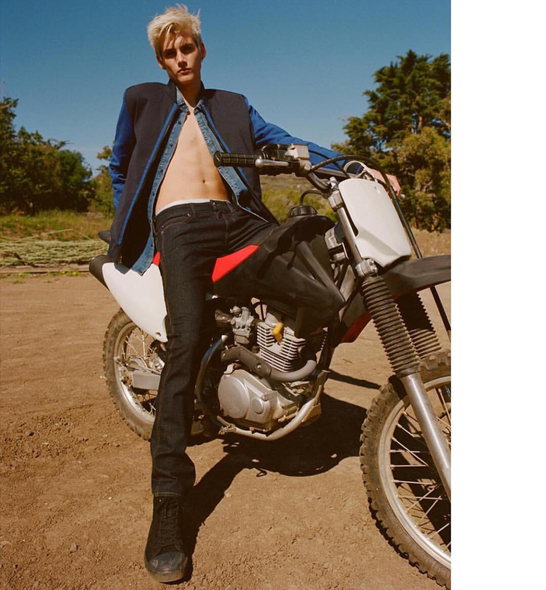 Gerber szintén sokat örökölt az anyjától, itt éppen egy motoron reklámozott Calvin Kleint
