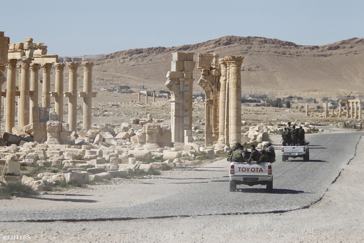 A szír kormány katonái haladnak el Palmüra romvára mellett 2016. április 1-én