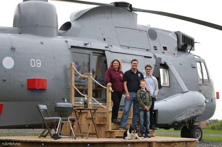 Ez Martyn Steedman és családja, valamint a Sea King helikopter, amit ezentúl hétvégi házként használnak.