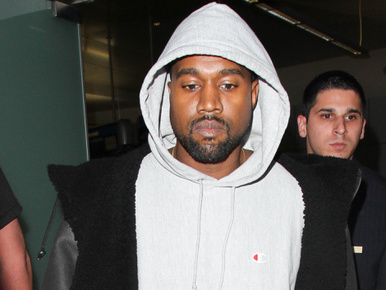 Kanye Westet elhagyta a kórházat, New York utcáin fotózták szőke hajjal