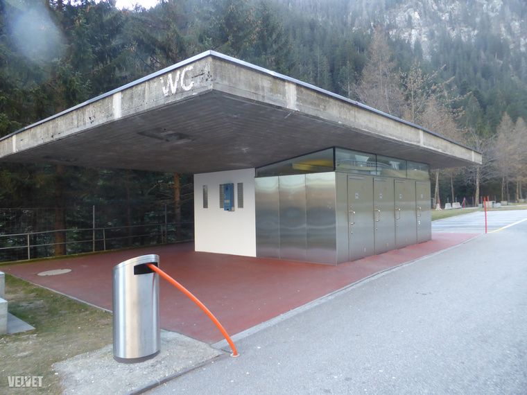 Ez egy átlagos nyilvános vécé Svájcban egy autóút mellett az Alpok északi oldalán, Sankt Gallen kantonban