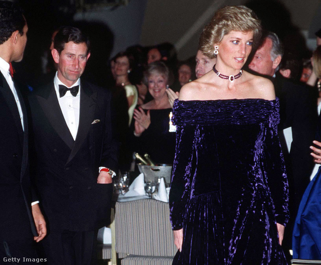 Diana a The Grosvenor House Hotelben, 1988 novemberében is viselte a kékes-lilás bársonyruhát. Mellette Károly herceg. Kattintson a teljes méretű képért!
