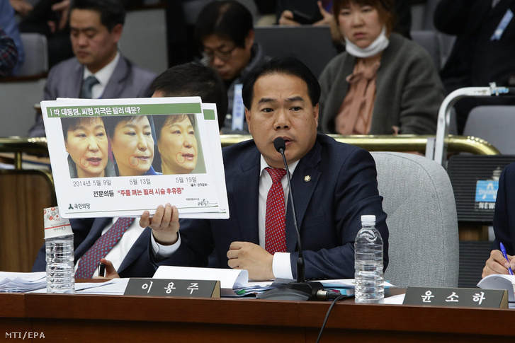 Li Jong-dzsu ellenzéki képviselõ kombóképet mutat Pak Gun Hje dél-koreai elnökrõl a hivatali hatalommal való visszaéléssel vádolt elnök ügyében tartott vizsgálaton a szöuli parlamentben 2016. december 14-én.