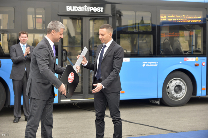 Szatmáry Kristóf a Nemzetgazdasági Minisztérium belgazdasági államtitkára (j2) jelképesen átadja a Rába Volvo autóbuszok kulcsát Dévényi Gergelynek a Volánbusz Zrt. vezérigazgatójának az autóbuszok átadási ünnepségen a Hõsök terén 2014. április 4-én.