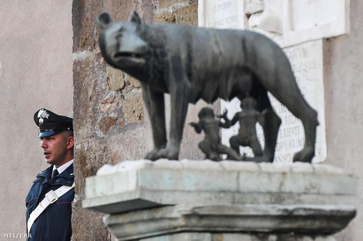Olasz csendőr azaz carabinieri áll a római városháza épülete mellett 2016. december 16-án.
